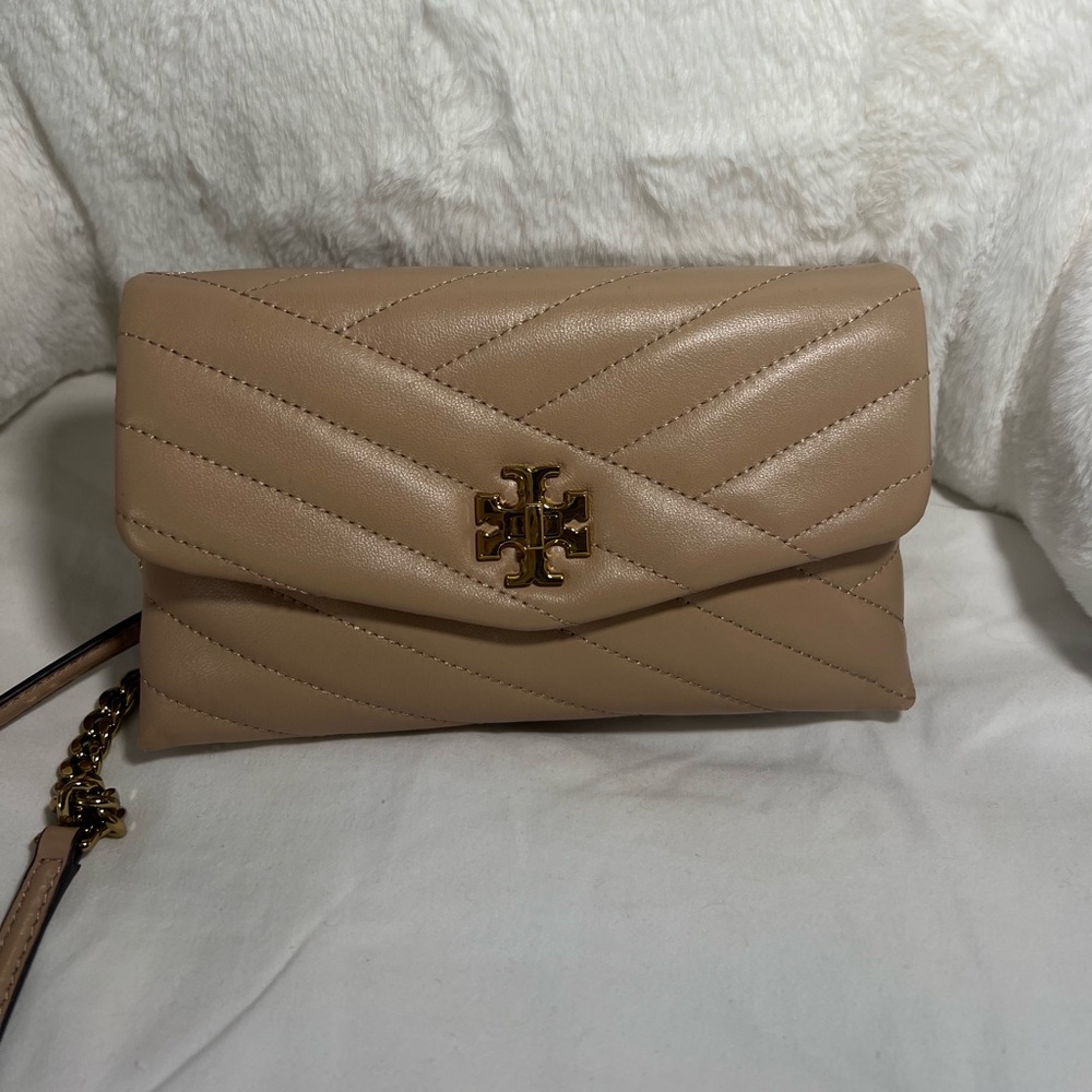 Tory Burch Kira chain wallet in Devon sand